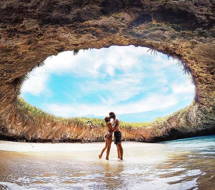 a couple kissing playa escondida, islas marietas