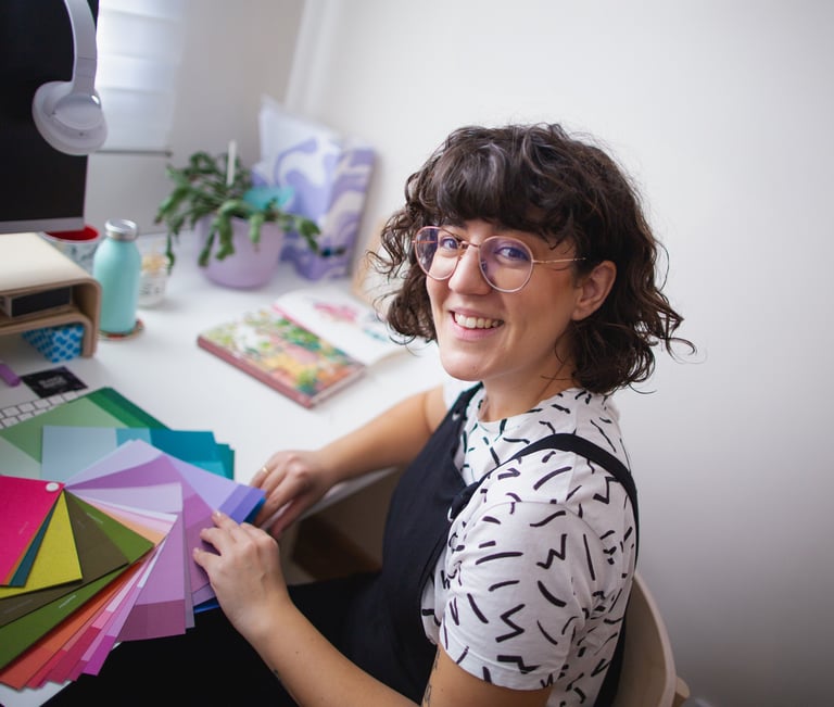 Fotografía de Blanca, diseñadora e ilustradora de Blanck&White Design Studio, sonriendo y mirando a la cámara.