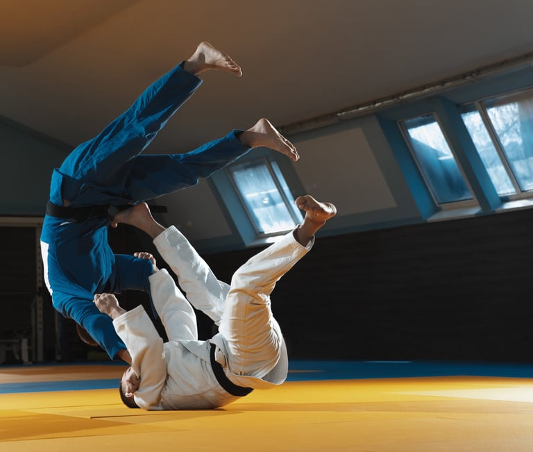 Judokas ceinture noir, réalisant une projection de judo sur un tatami