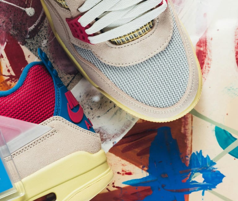 une paire de nike air jordan 4 customisées rouge rose bleue