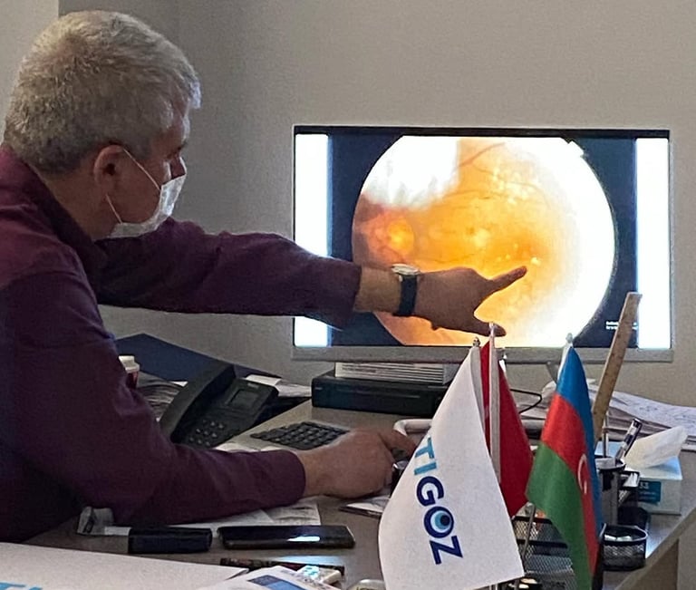 göz doktoru şeref öğretmenoğlu hasta değerlendiriyor