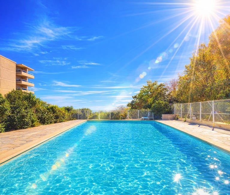 Piscine extérieure de la résidence ensoleillée 