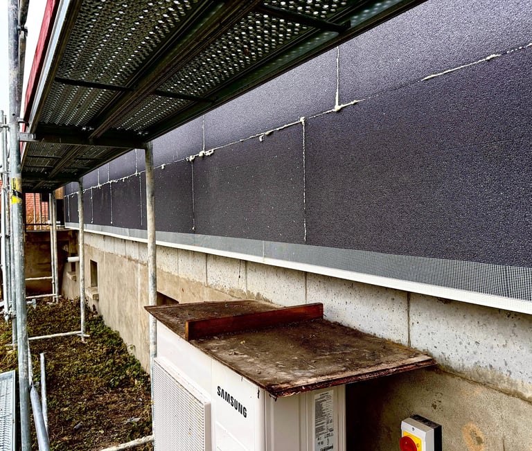 photo façade proche plaques isolantes et échafaudage