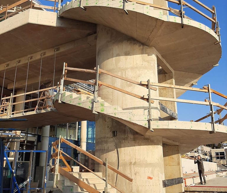 Spiralno stubište u procesu građenja kojem nedostaje staklena ograda