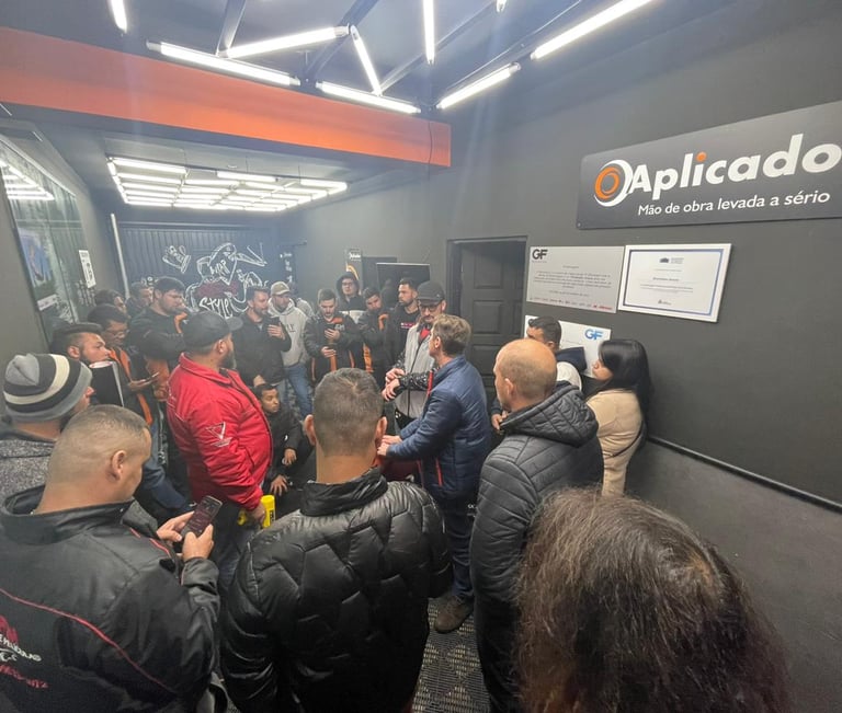 Evento Orafol Oracal CH Suprimentos no Espaço o Aplicador