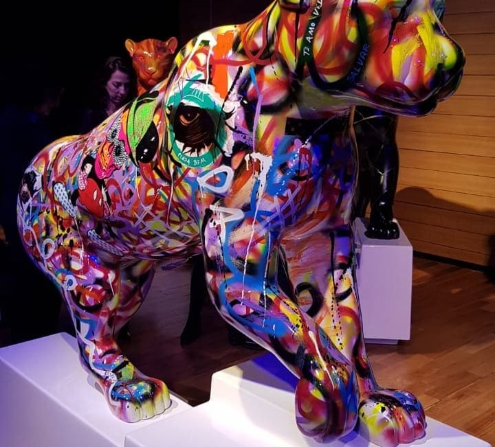 Uma intervenção urbana com esculturas de onças-pintadas espalhadas pelas ruas de São Paulo