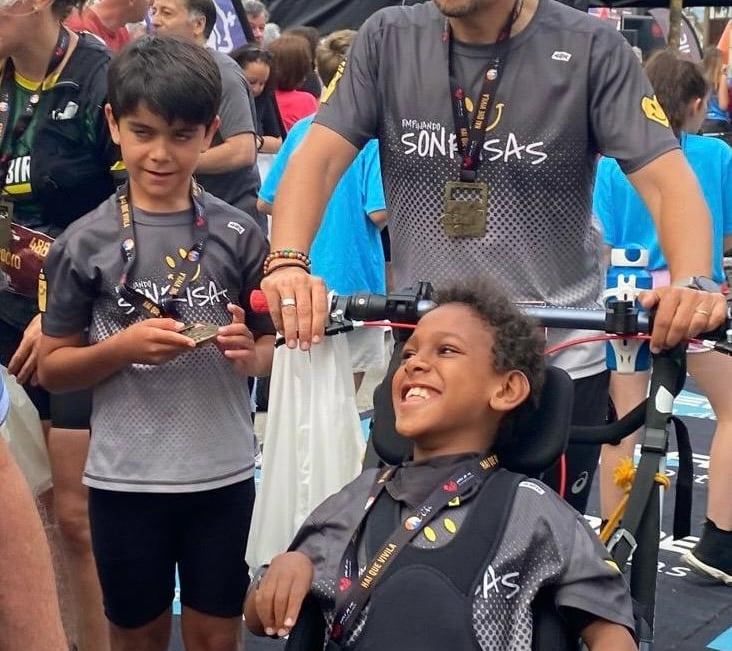 José Luis aparece en un evento deportivo con su camiseta de Empujando Sonrisas
