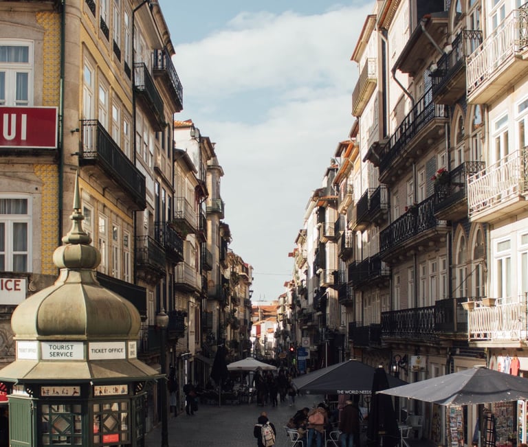 Calle peatonal del centro histórico de Oporto