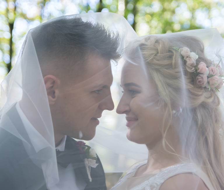 Jaunieji po nuotakos nuometu žvelgia vienas į kitą 