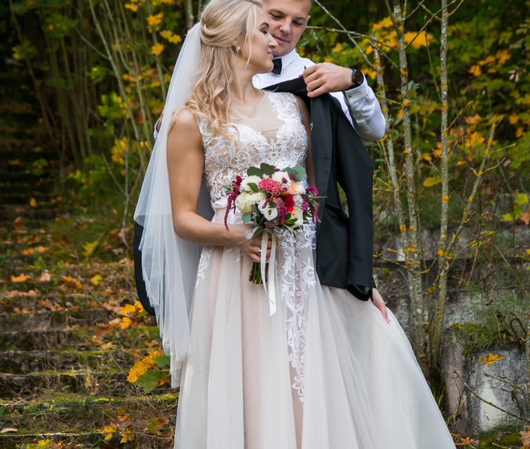 Junikis užvelka savo švarką jaunajai ant pečių