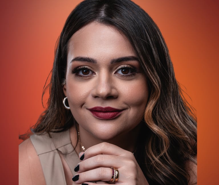 Retrato profissional de mulher sorrindo, fundadora da ExpatriTax Brasil.