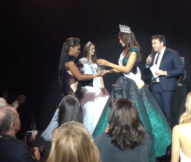 Remise du prix du meilleur costume de France par la Miss France lors de son élection