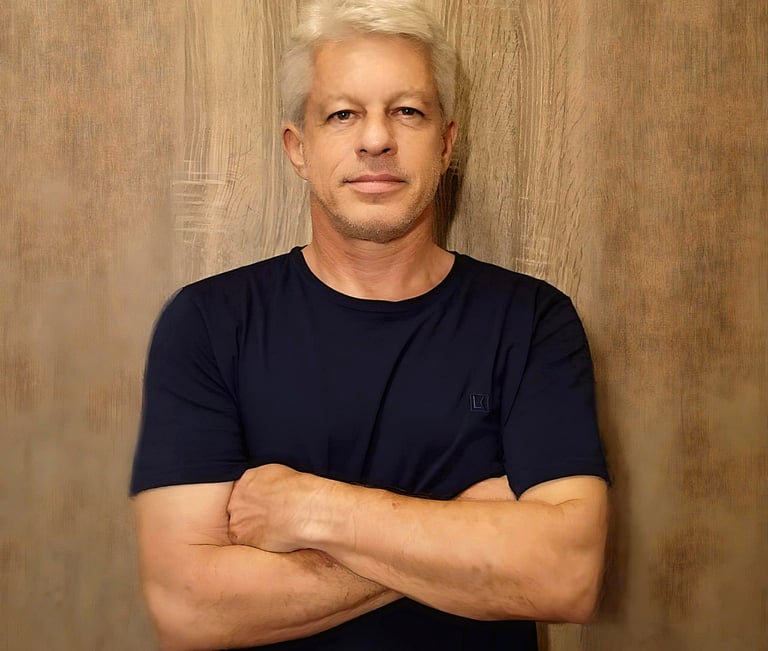 fotografia dan engelhart: homem sorrindo braços cruzados