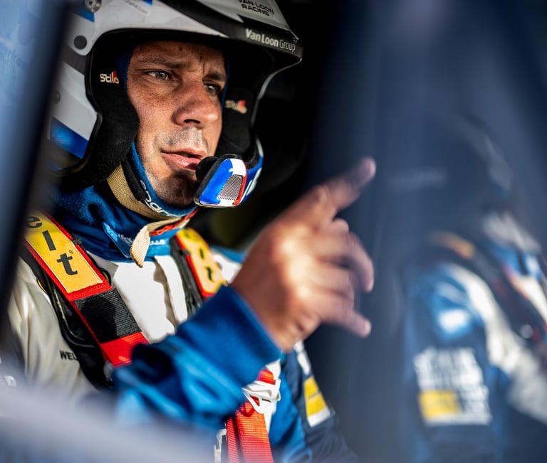 Sébastien Delaunay, copilote rallye-raid, en course casque sur la tête