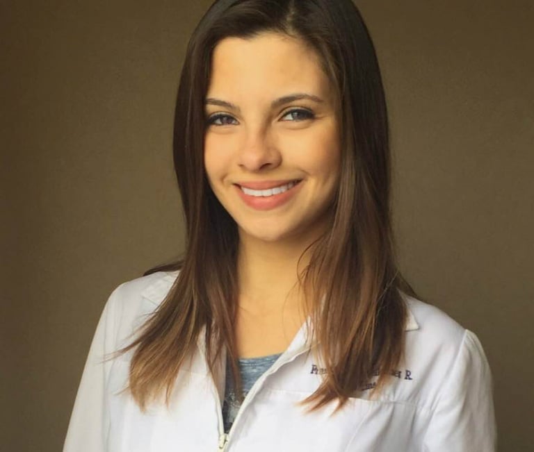 una mujer radióloga con una bata blanca clínica de laboratorio