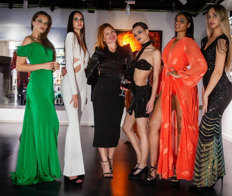"Arte y Moda se Fusionan en el Desfile 'Summer Glow UP' de María Helena"