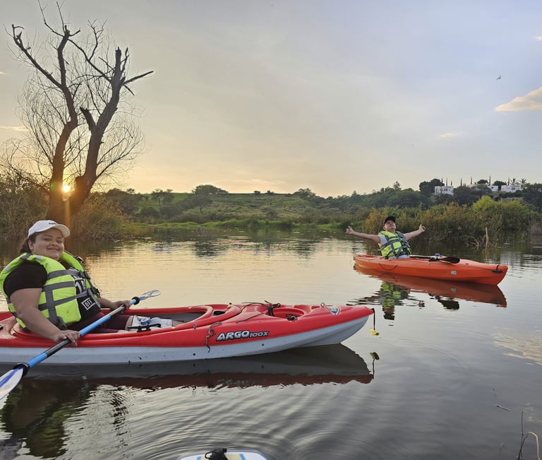 Nuestros clientes disfrutando de una experiencia natural en kayak