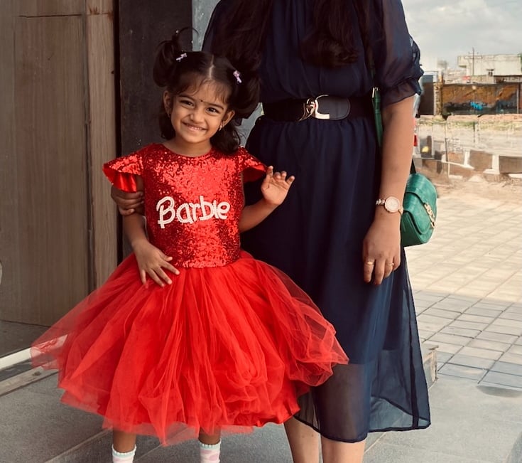 Co-founder and baker of Aaromill with her 4 year old daughter