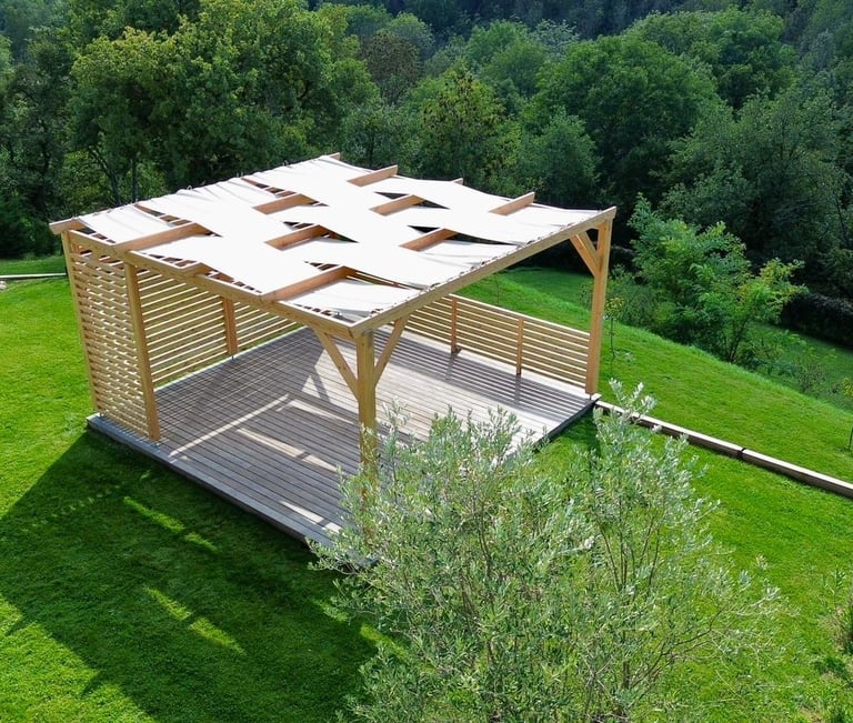 pergola en bois douglas avec voile d'ombrage sur terrasse en bois exotique
