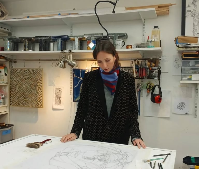 Portrait de Edith Théret dans son atelier de vitrail à Paris