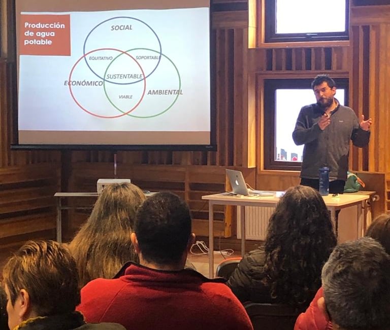 Juan exponiendo esquema sobre sustentabilidad en jornada educativa de EcoRumbo