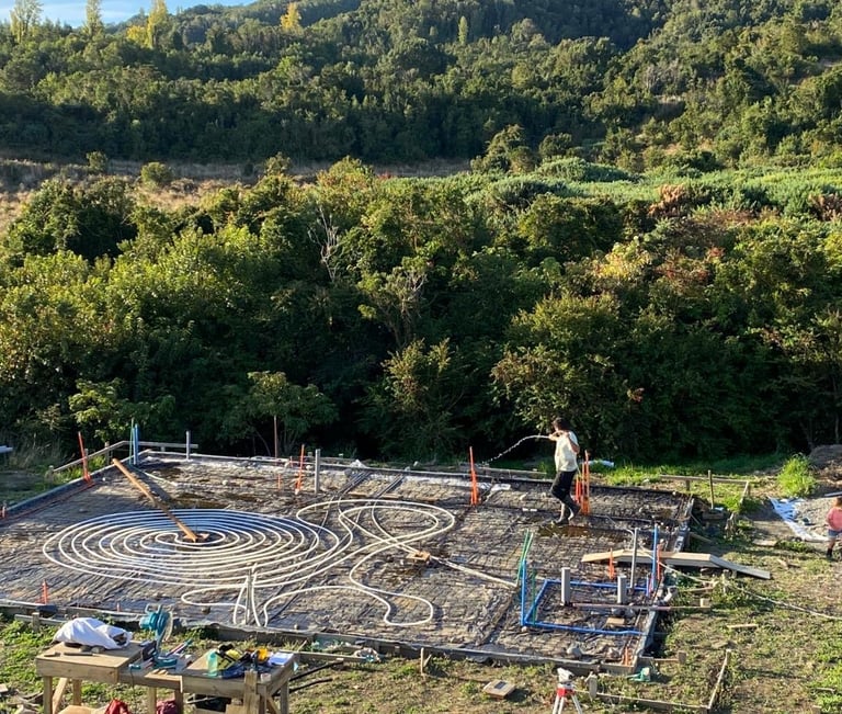 Imagen panorámica de la loza radiante sustentable instalada por EcoRumbo en Chiloé