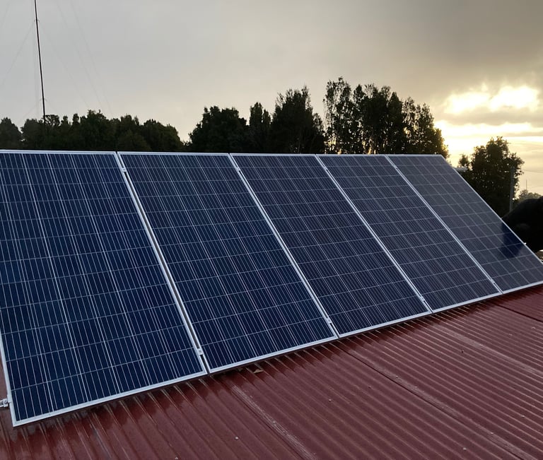 Instalación de sistema de paneles solares por EcoRumbo para energía sustentable en comunidad