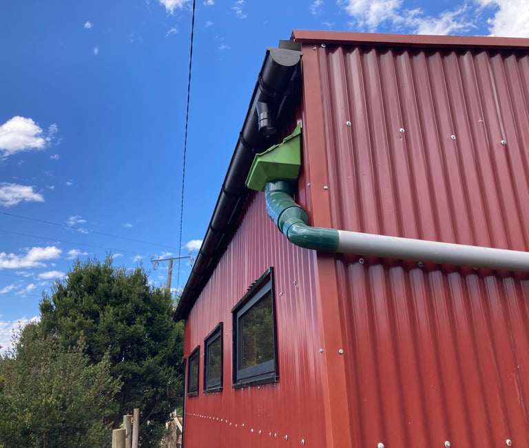 Sistema de captación de aguas lluvias implementado por EcoRumbo para uso sustentable en comunidades