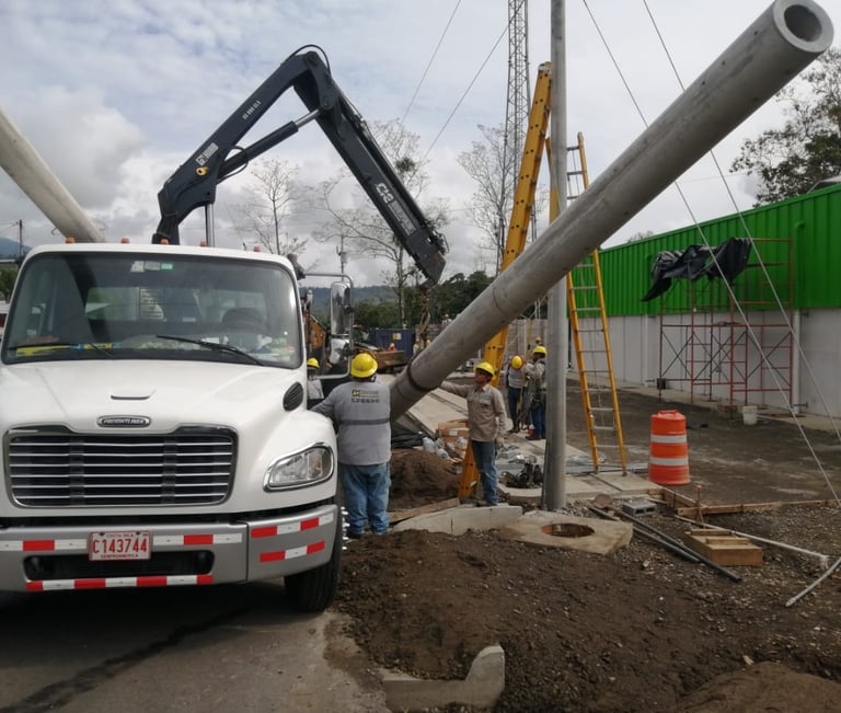 Un camión con una grúa y equipo especial para instalacion de ingenieria electrica