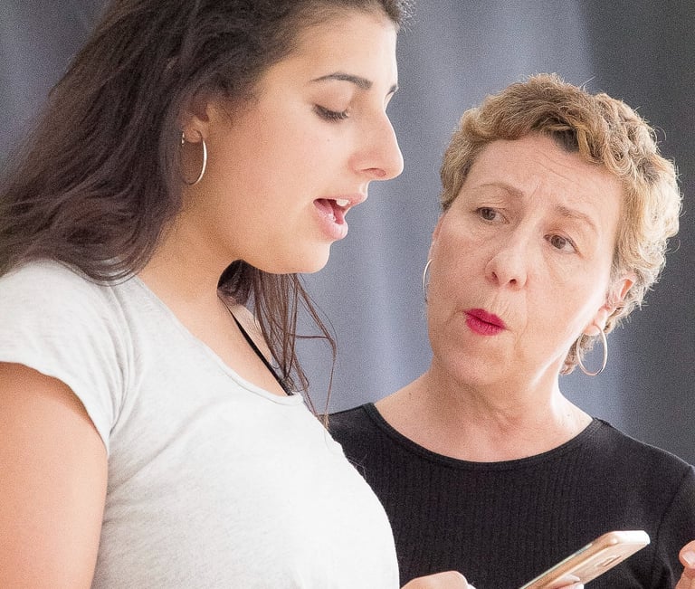 profesora de canto corrigiendo a una alumna
