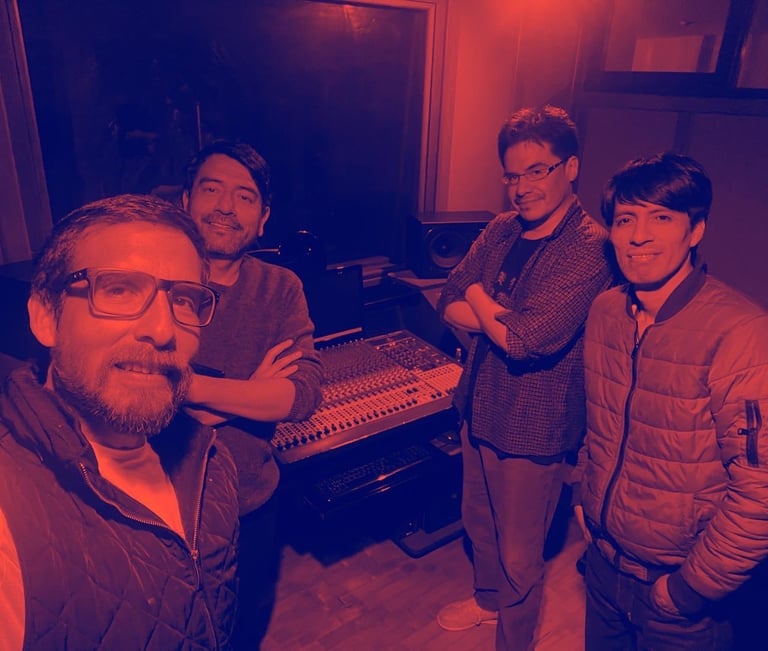 Miguel José Flores, Toño Valero, Phelan Kelly y Miguel Ángel Yance grabando "Volar" en MCA Studios