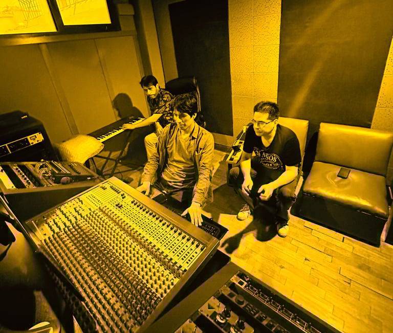 La R4ttio mezclando "Senza Corpo" en MCA Studios junto a Miguel Ángel Yance