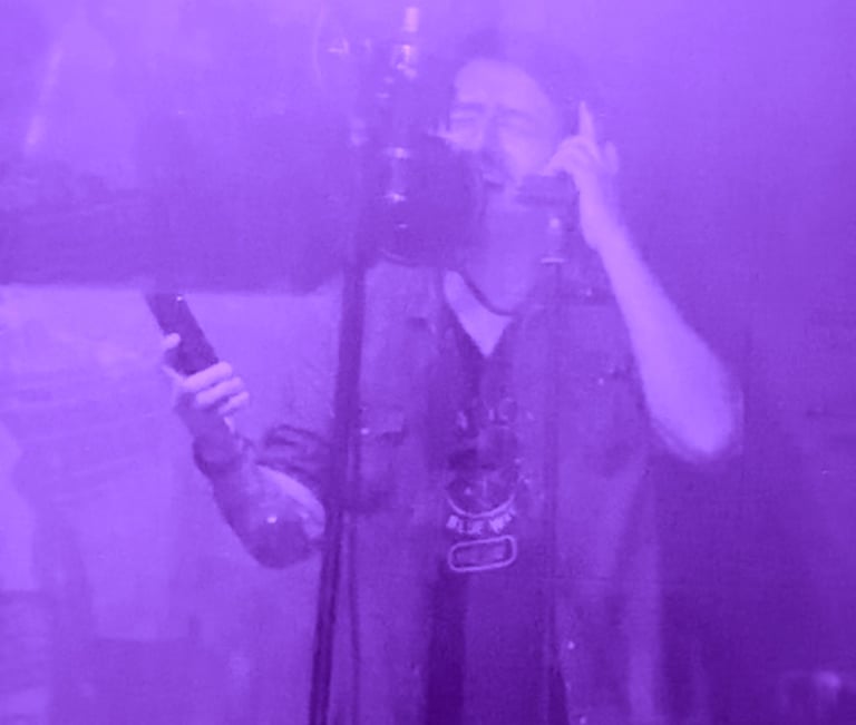 Toño Valero grabando la voz principal de "Amiga" en MCA Studios