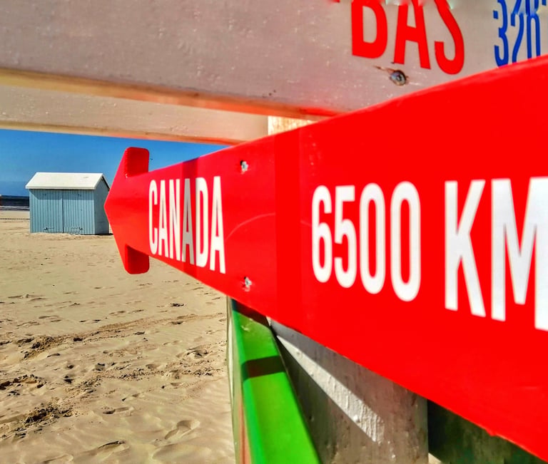 un panneau rouge et blanc qui indique ma cabane au canada sur la plage de Berck