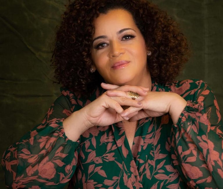 mulher posando para foto