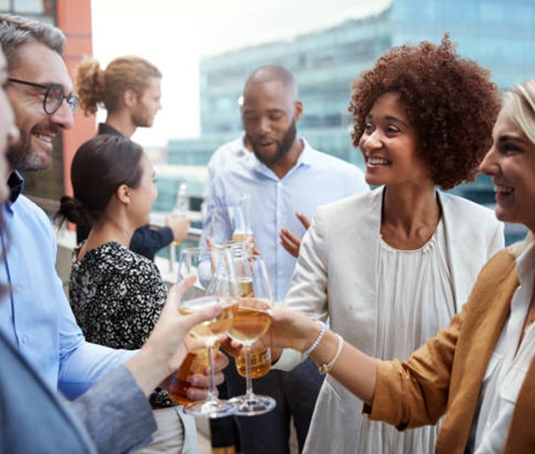 gens avec sourire tenant verre de vin blanc
