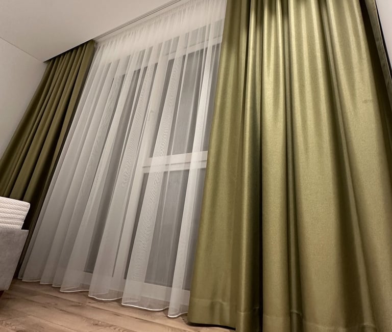 žalios spalvos akcentinės užuolaidos miegamajame