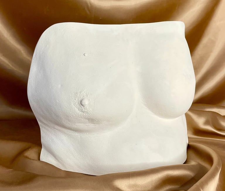 Moulage poitrine sur fond doré