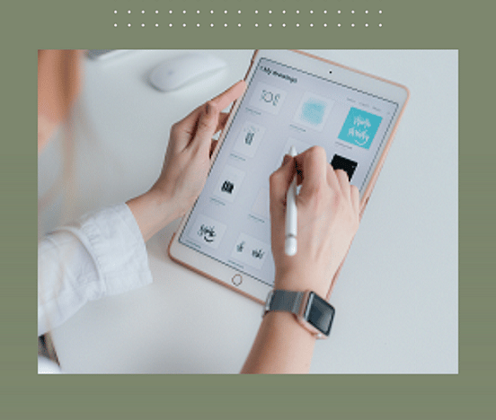 Uma mulher usando iPad rosa dourado