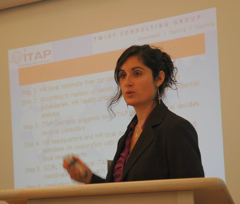 Porträt Juliette Maggu beim Halten einer Präsentation