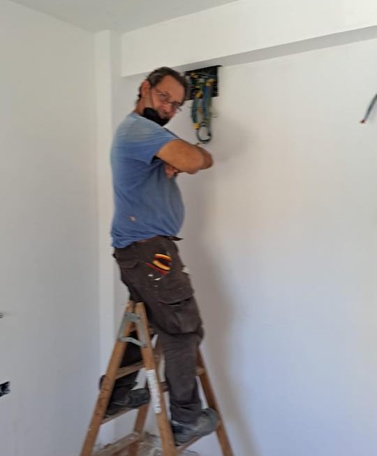 Paraios der Elektriker bei der Installation in La Marina