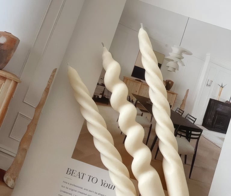 Bougie posée sur un livre