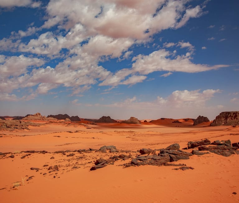 Découverte des paysages de Tadrart Rouge avec The Pleiades Travel dans le Sahara algérien.