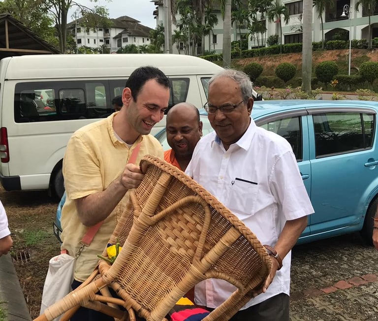 Yuriy Layvand met Sri Bhagavan van IVS