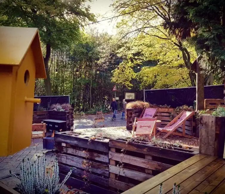 vogelhuisje op terras