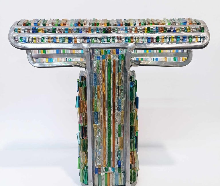 Objet lumineux en mosaïque de verre coloré, artisanat d'art contemporain récompensé à Paris.