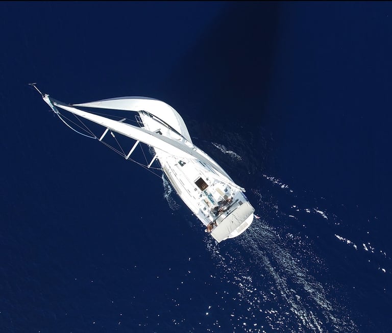 un voilier qui vogue sur l'océan