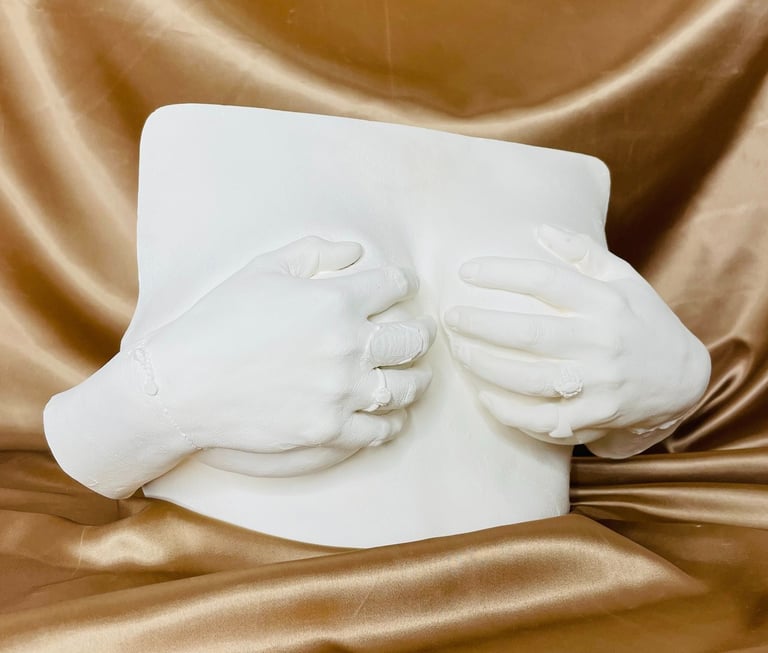 Moulage poitrine et mains sur fond doré