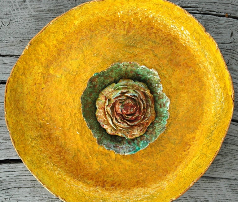 Grand plat jaune tournesol, coupe et rose en papier maché, écologique, durable, cadeau original