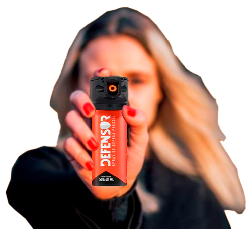 Uma mulher com o spray defensor